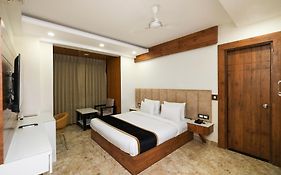 Fabhotel Golf Inn